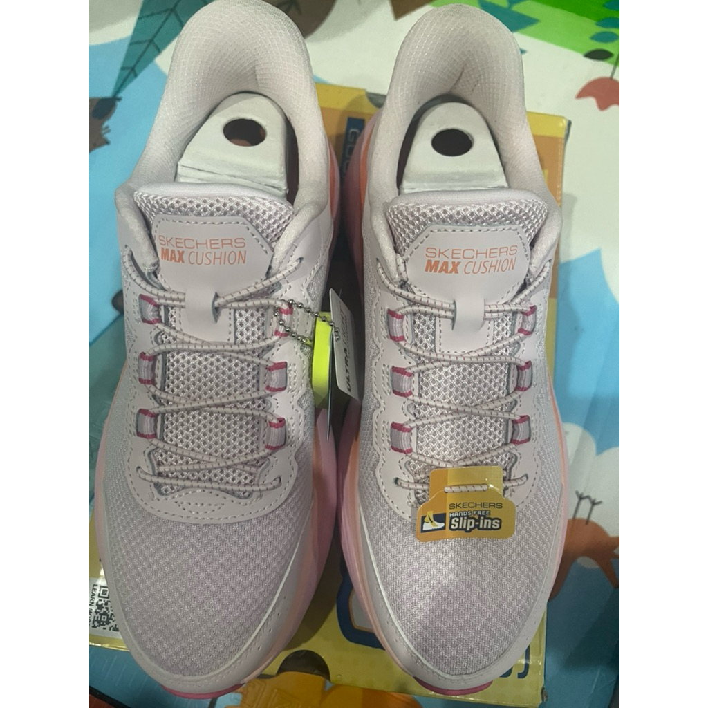 Skechers shoes max cushion