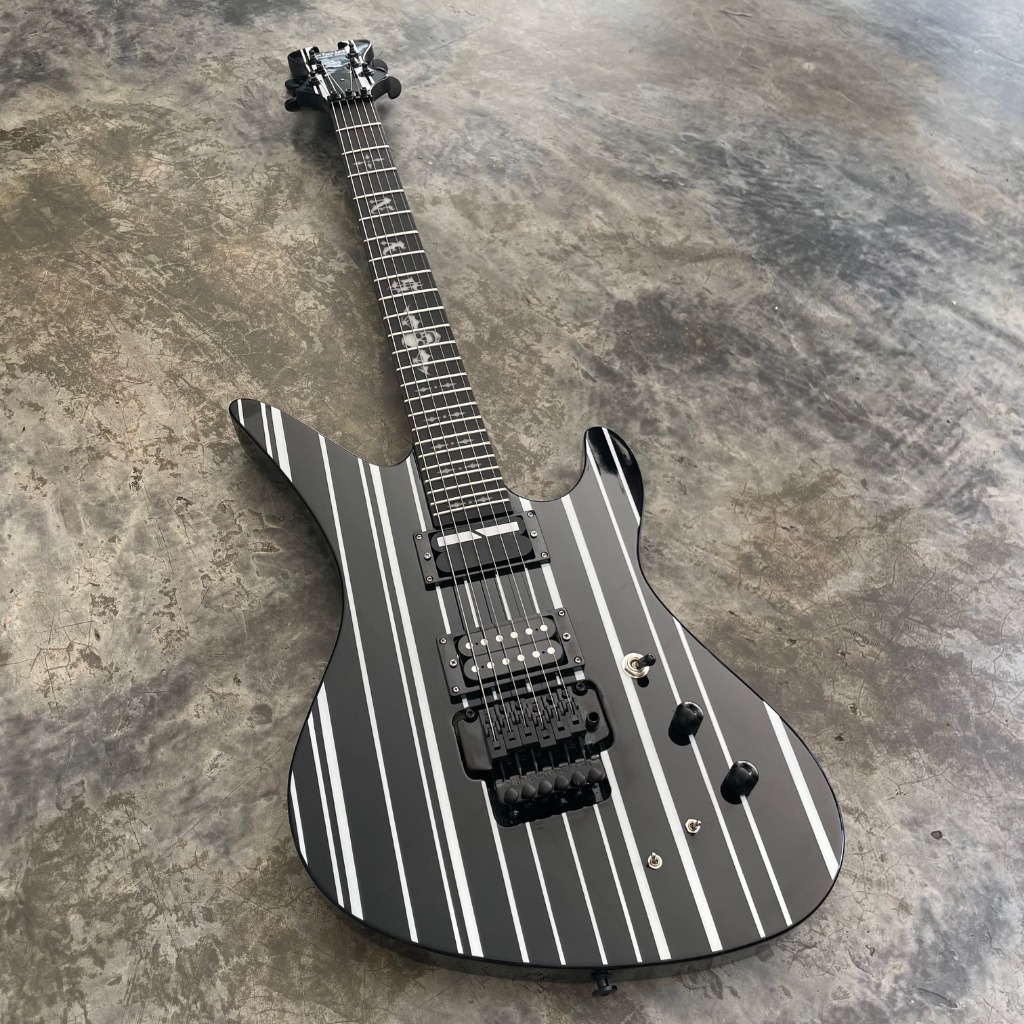 Gitar Elektrik Custom Schecter Synyster Gates Black Stripe White Sustainiac