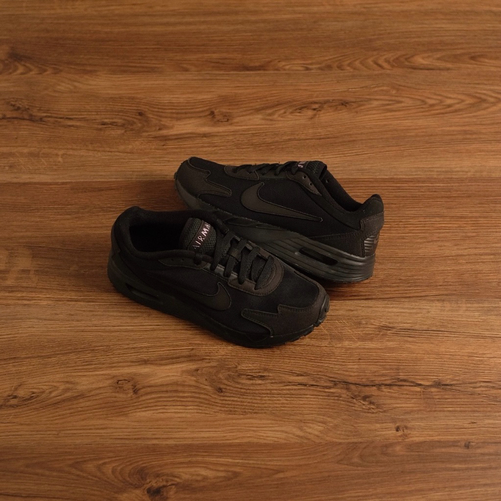 Sepatu Sneakers AM Solo