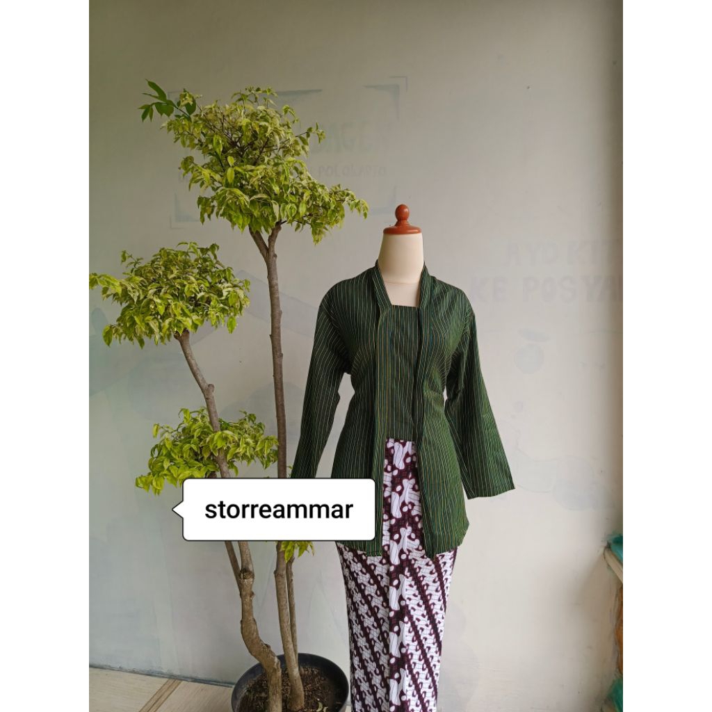 kebaya lurik wanita kutubaru dan rok plisket