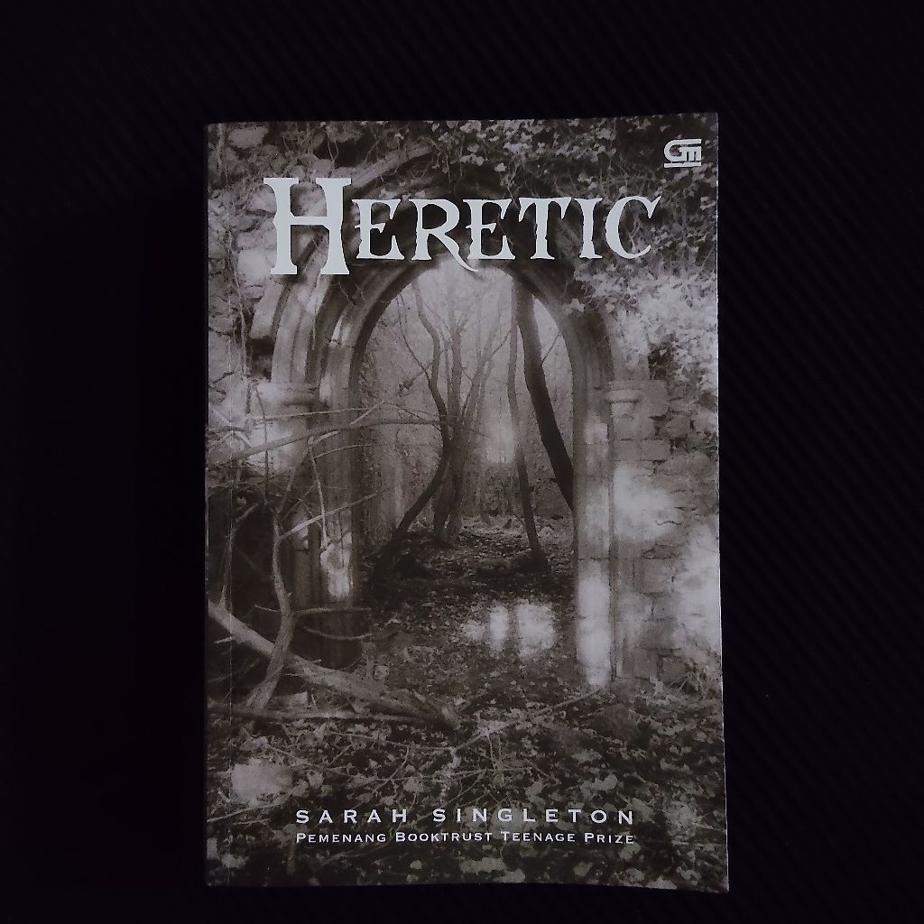 Buku Original  Novel Fantasi Terjemah - Heretic / SARAH SINGLETON