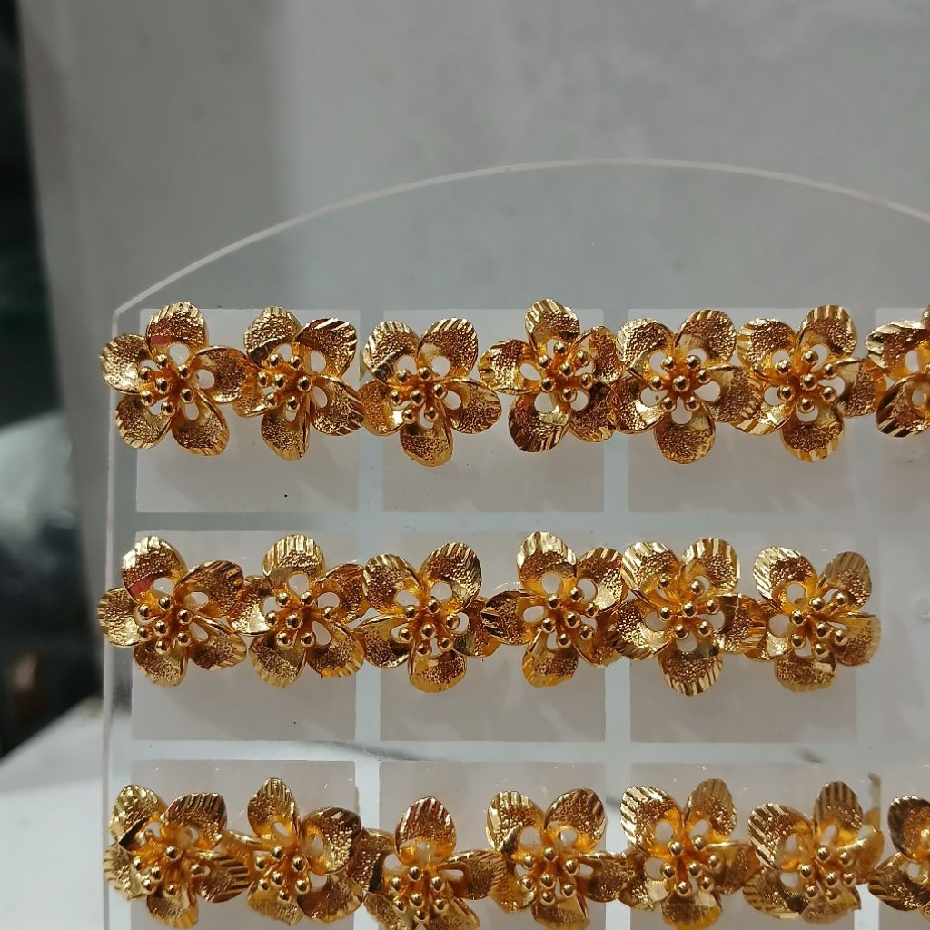 anting-anting bunga giwang
