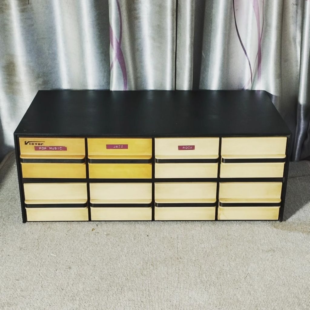 Rak kaset Viktor 8 laci warna putih gading muat 96 kaset casing mika. 