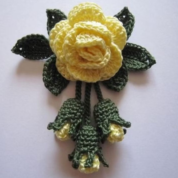Bros rajut mawar mekar dengan juntai mawar kuncup aplikasi rajut bros kolong hijab rajut bunga mawar