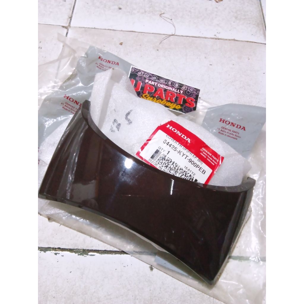 64425 KYT 900PEB LIST COVER LAMPU DEPAN SCOOPY KARBU COKLAT  ORIGINAL AHM