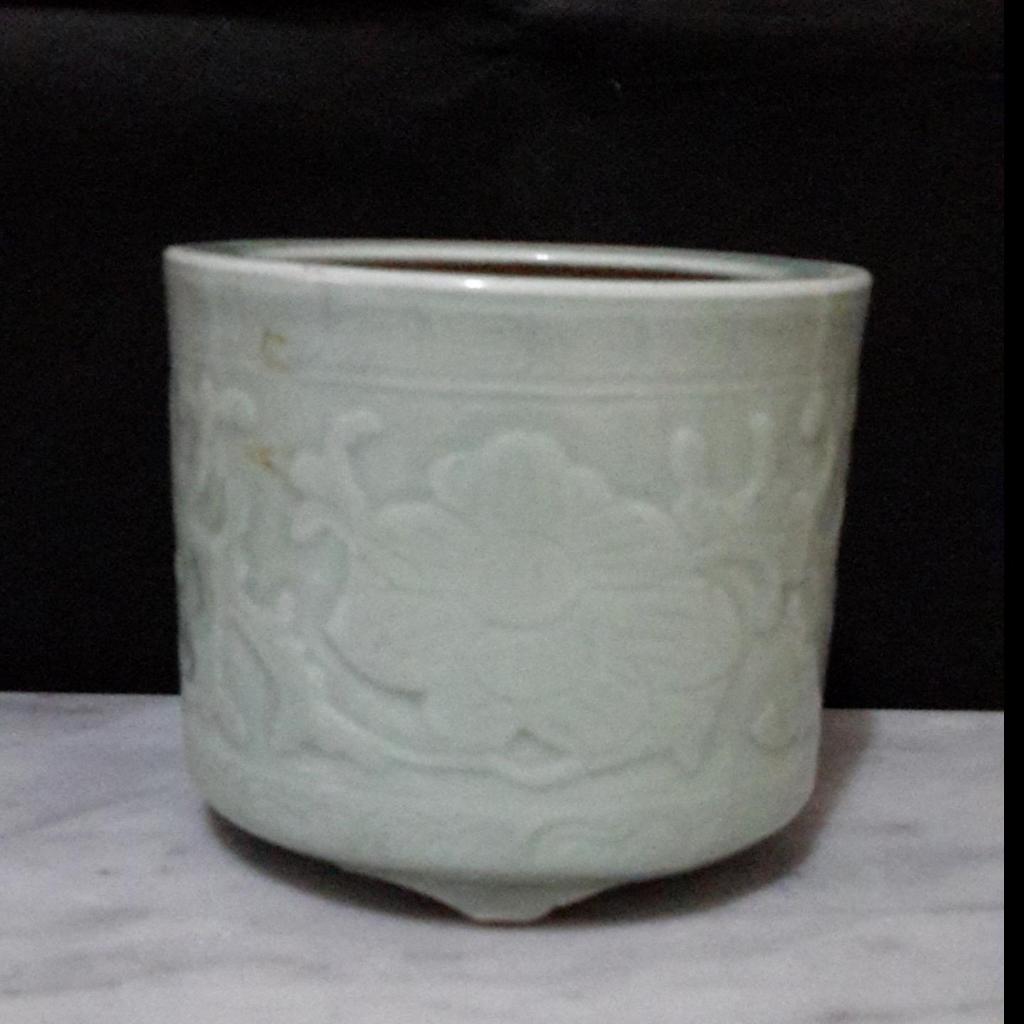 Guci Keramik CHINA hijau pupus glazur gambar timbul/ relief Bunga