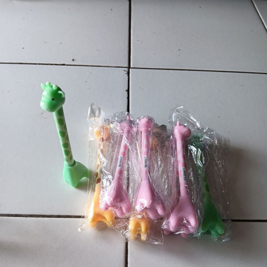 Pena gel karakter pena karakter giraffe pena gel dengan ujung lancip