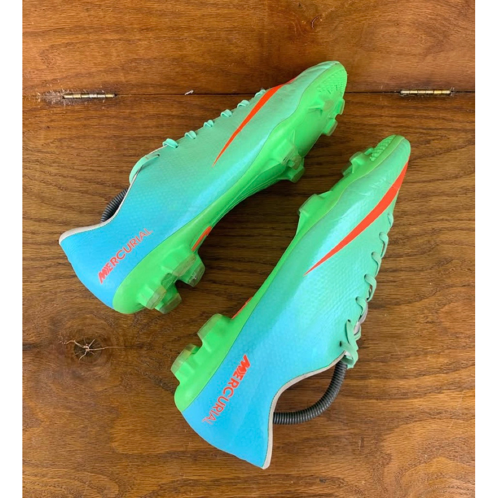 sepatu bola Nike mercurial