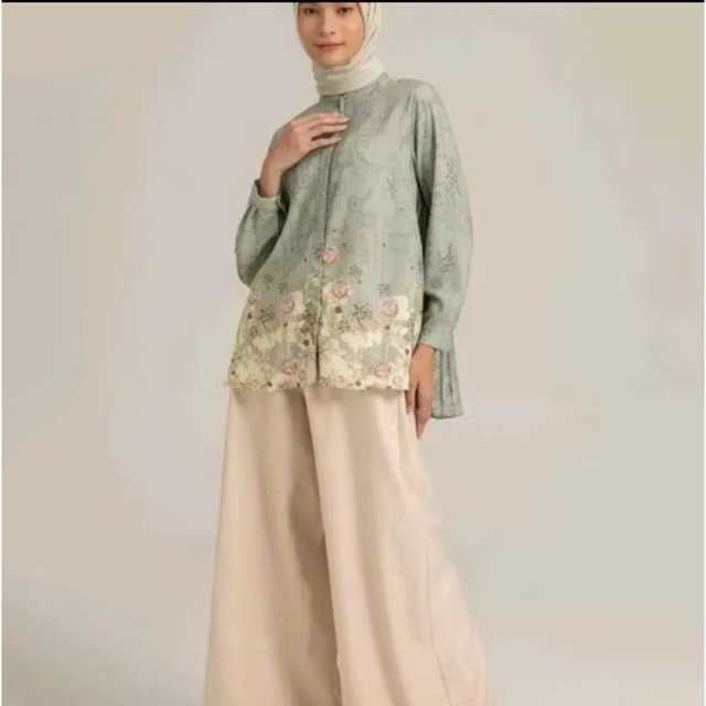 Ria Miranda - Lica Top