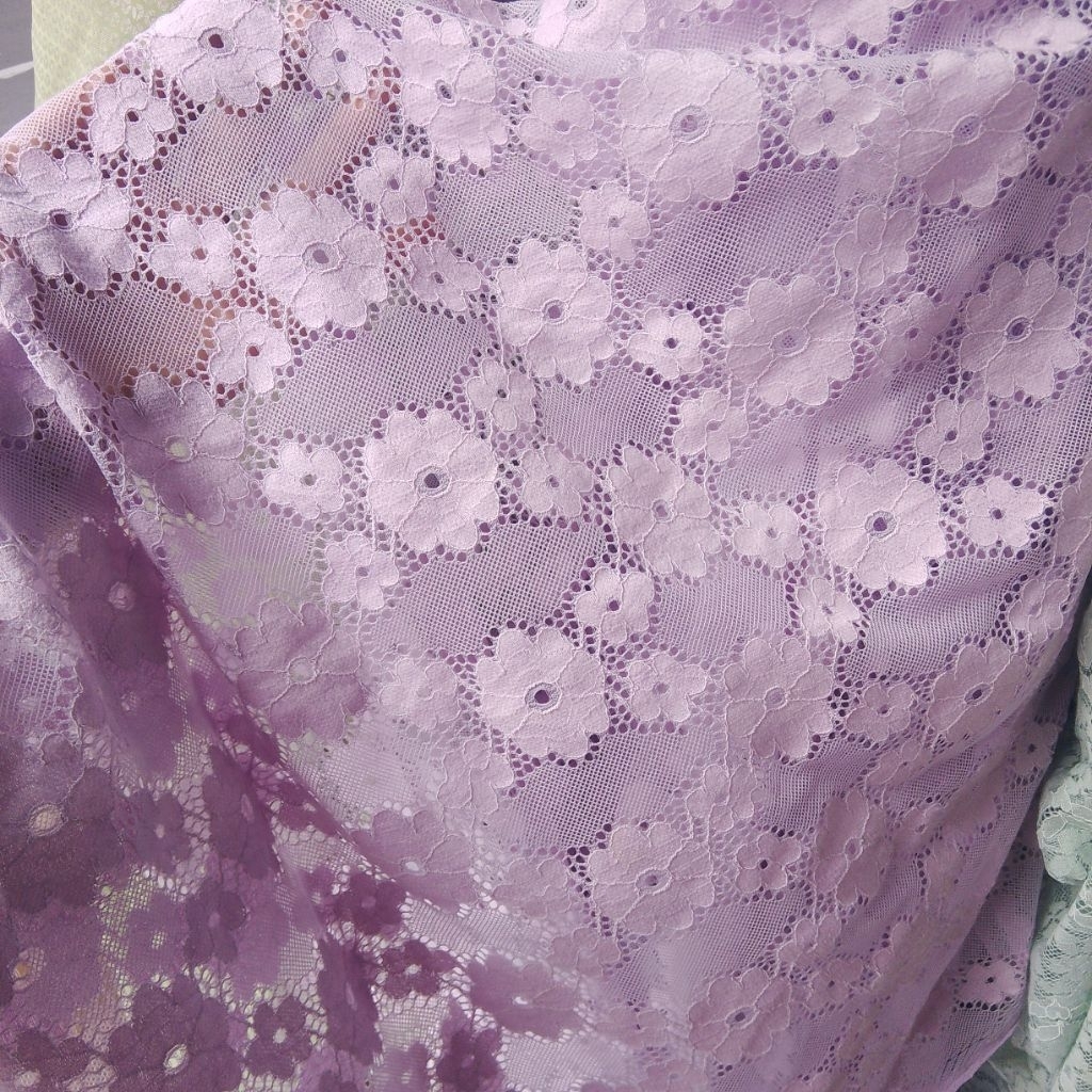 Kain Brokat Tile Motif Bunga Kecil Rapat Warna Lavender / Lilac Meteran Lbt