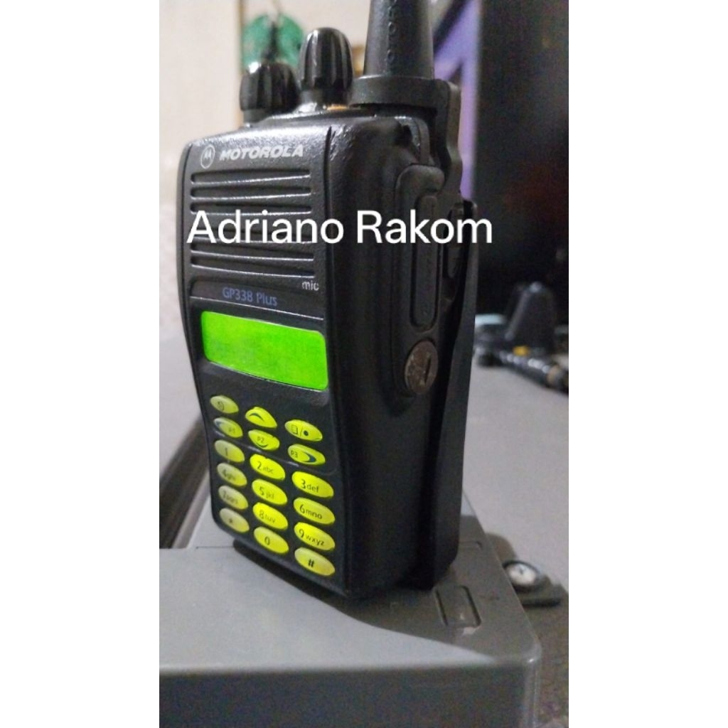 HT Motorola GP338 plus UHF 400 MHz + beltklip batangan