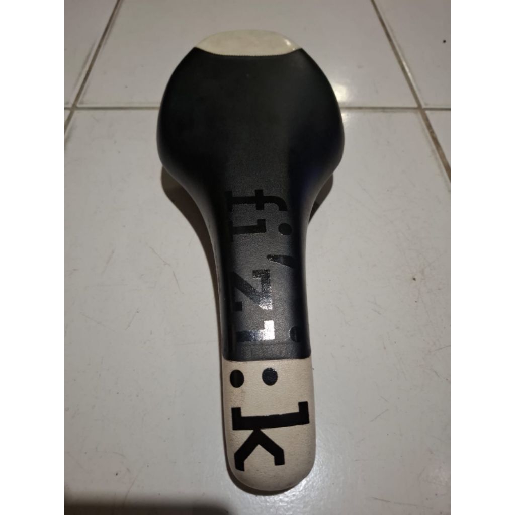 sadel fizik tun2ra (hitam putih)