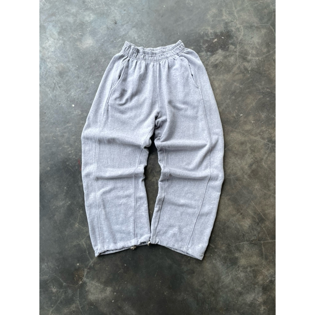 baggy sweatpants