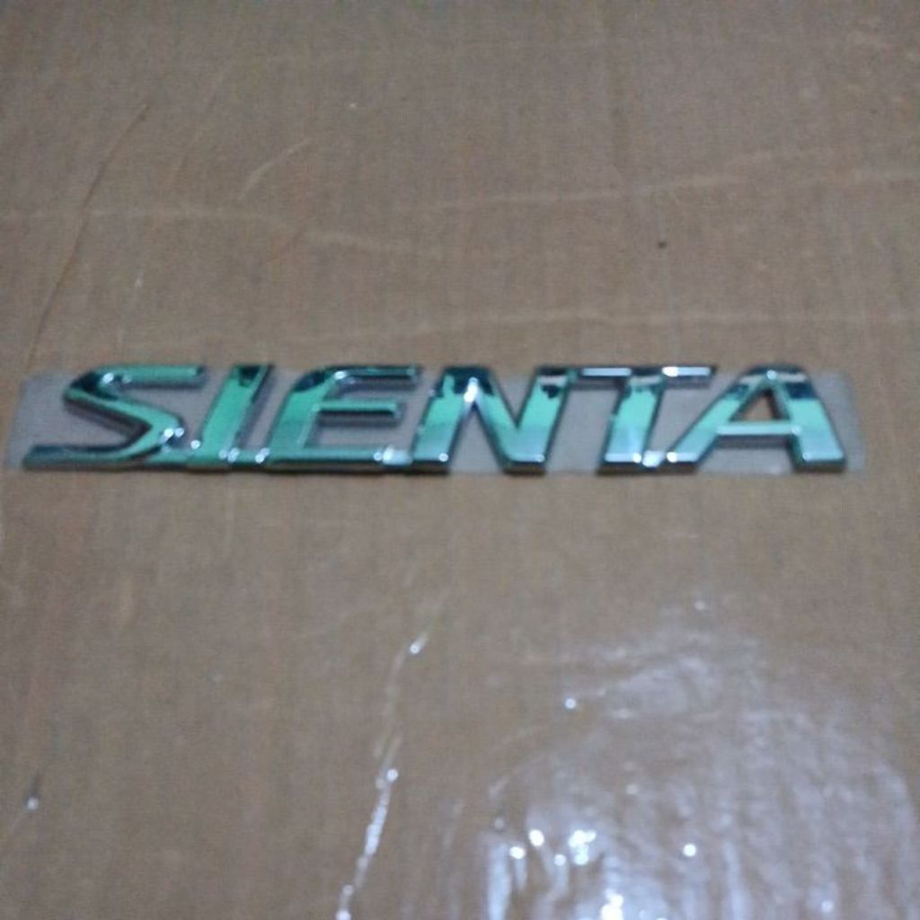 EMBLEM TULISAN MOBIL TOYOTA SIENTA CHROME SUDAH PAKAI LEM ORIGINAL
