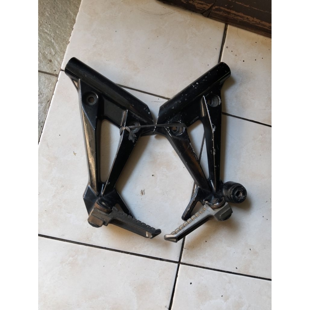 Foot step Belakang ninja 250 karbu original copotan. injakan kaki belakang ninja 250 karbu original 