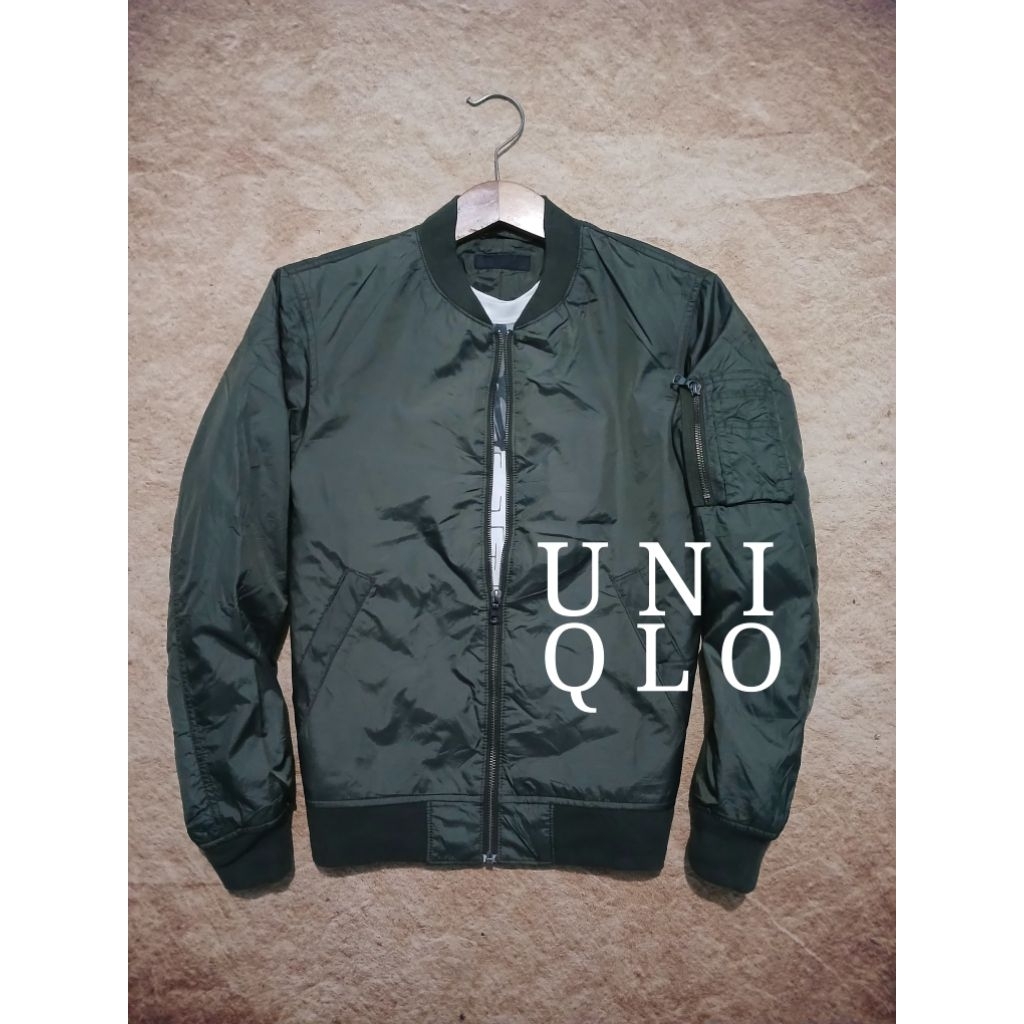 Jaket bomber UNIQLO ijo army bekas pakai