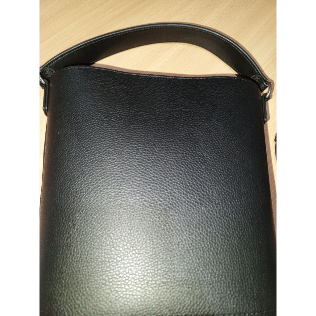 tas bucket kulit sintesis Uniqlo hitam 20x21x11cm