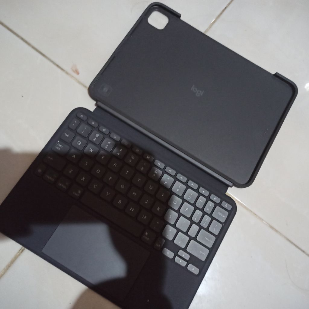 Logitech Combo Touch Ipad Pro M4 (11 inch) second like new