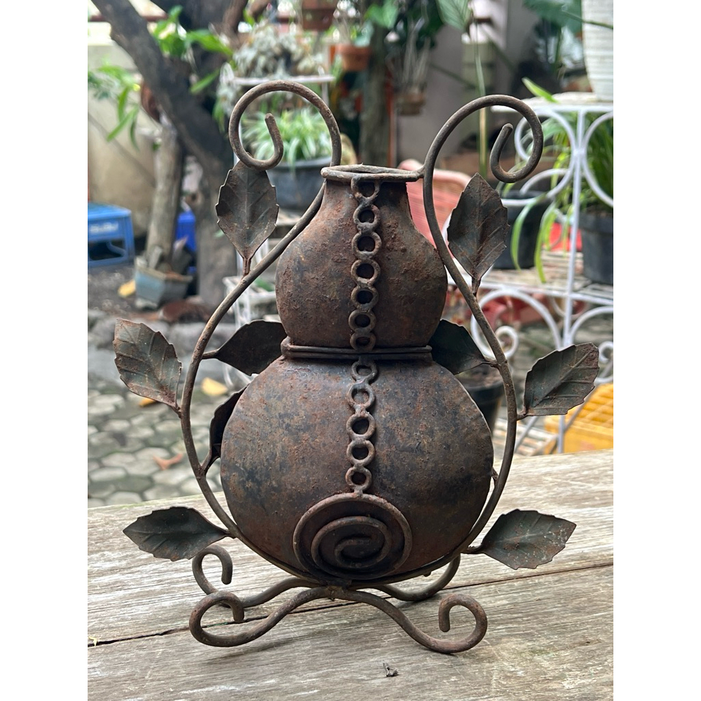 Tempat Lilin Duduk, Unik Lawasan Bentuk Guci Cina Bermotif Tanaman Bahan Seng Plat Besi