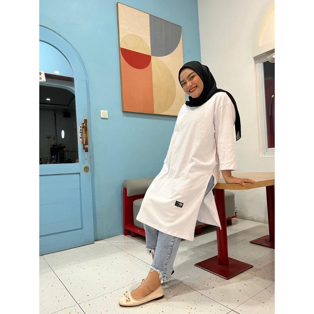 ATASAN WANITA LONG TUNIK KAOS POLOS OVERSIZE 7/8 BAHAN KATUN COMBED 24S  ORIGINAL WHITE IN BLACK