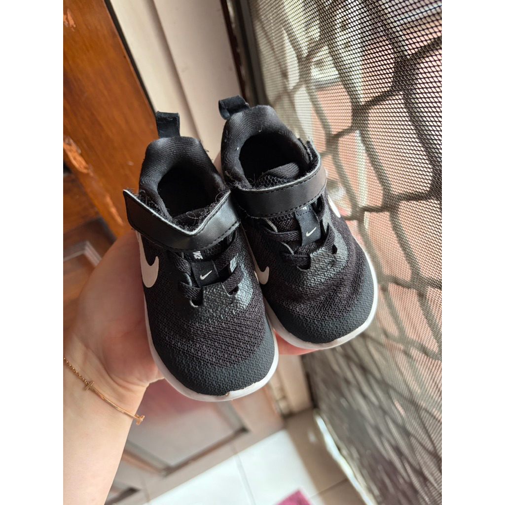 Sepatu Nike hitam anak