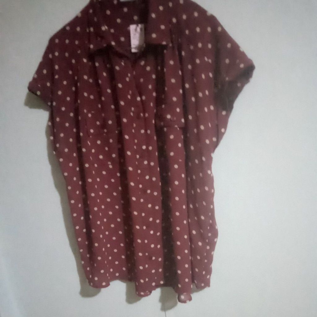 Atasan wanita warna maroon motif polkadot