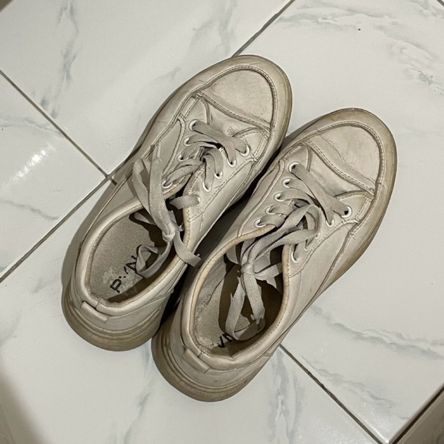 Preloved Sepatu Sneakers Putih PVN