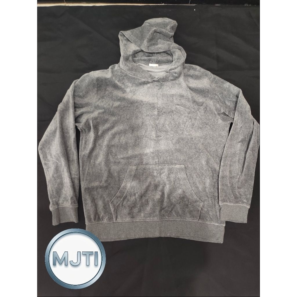 Hoodie Sweater Crewneck Jaket GU warna grey warna abu basah keren size XL kondisi joss jiss