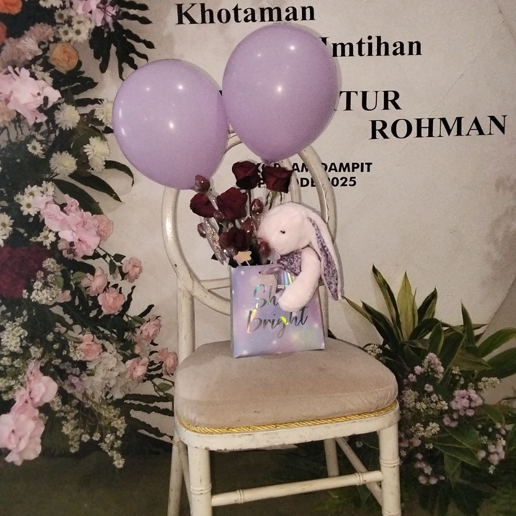 Gift box strawberry, rose dan balon