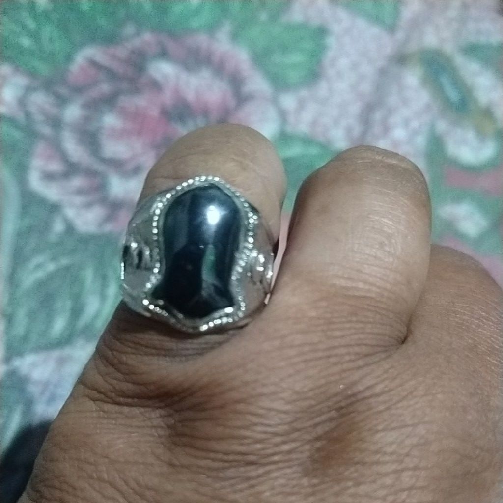 cincin batu hitam
