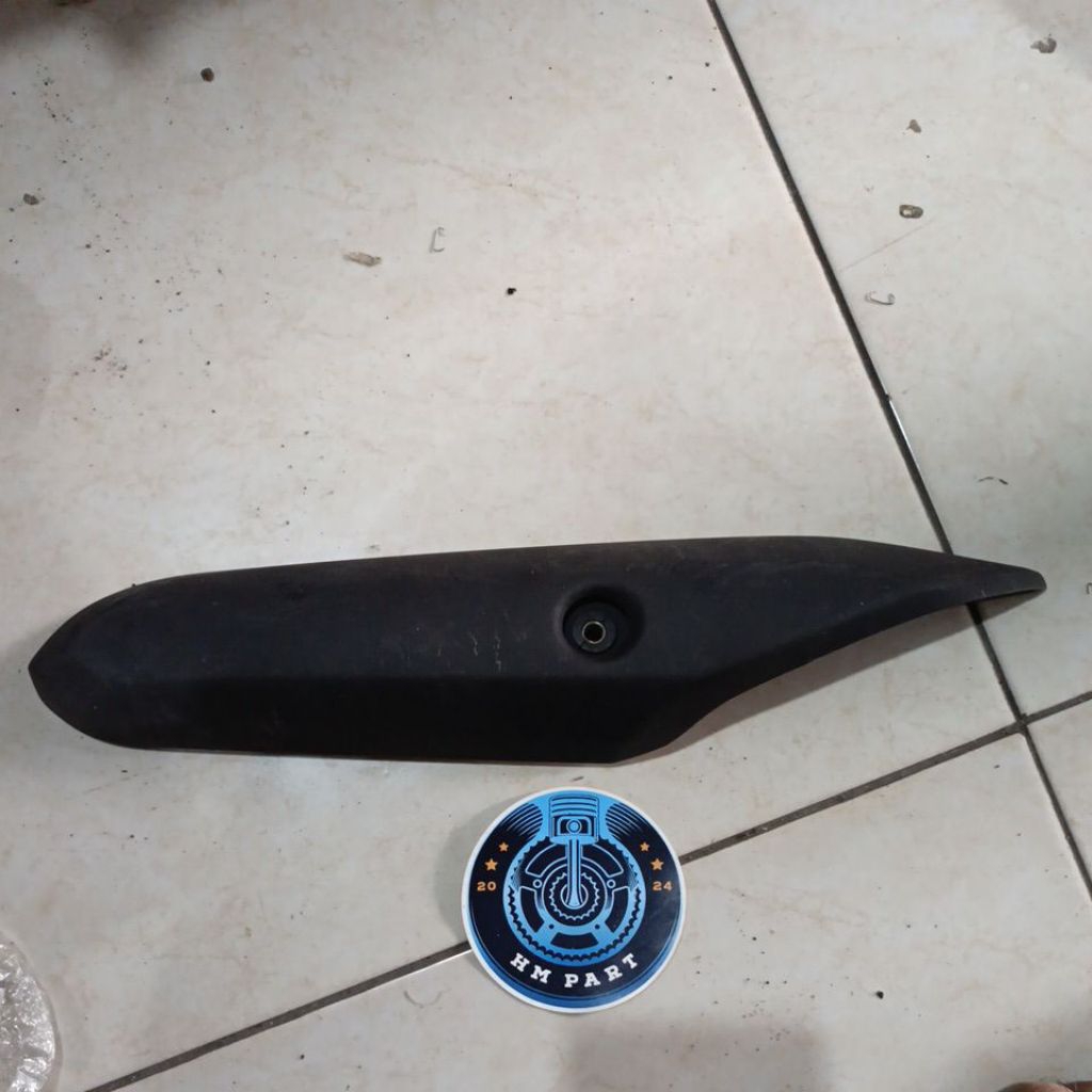 tameng cover tutup knalpot honda revo AT matic original ahm honda 18317-kwz-900