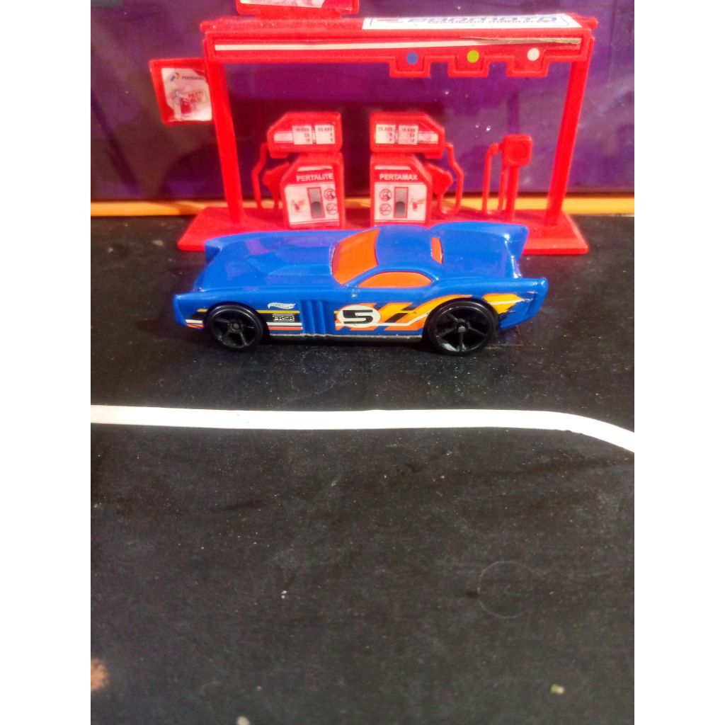 govner hotwheels biru