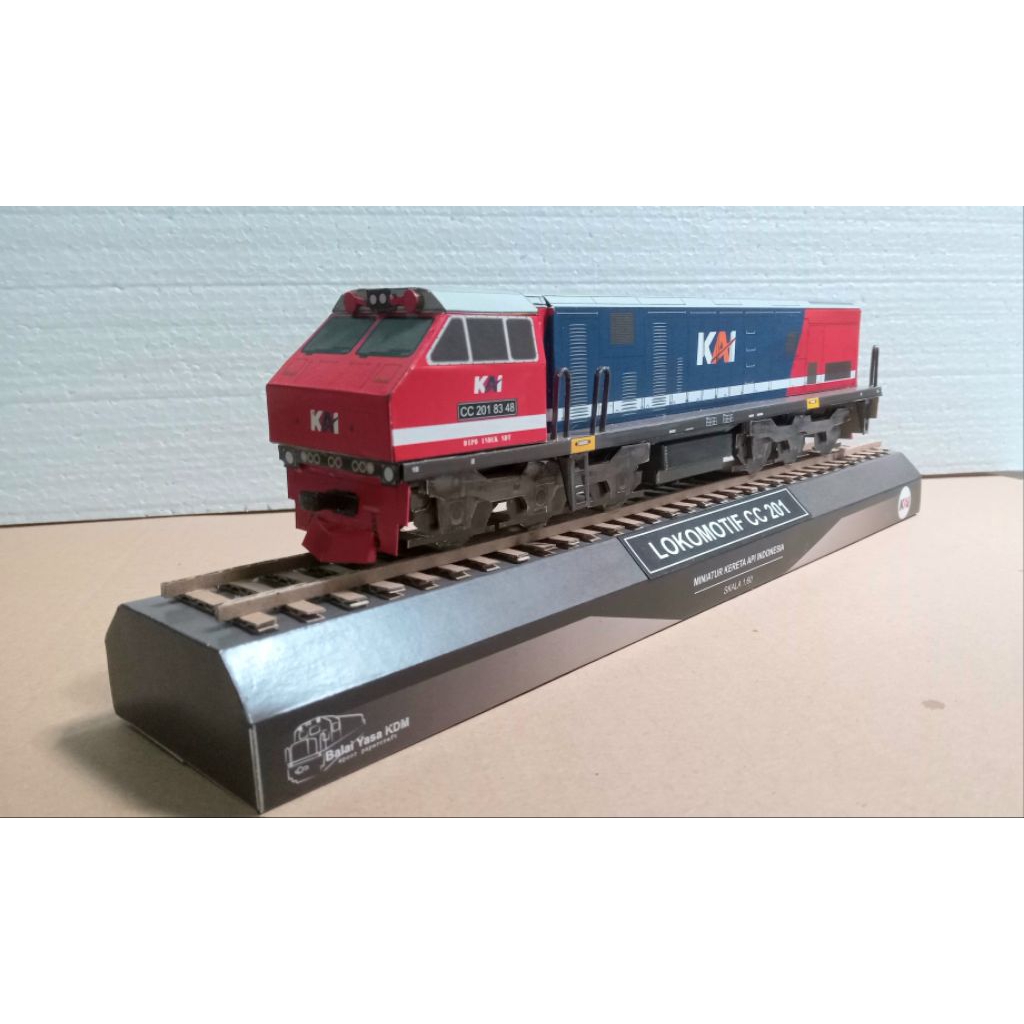 papercraft miniatur lokomotif cc201 (hidung miring )merah biru