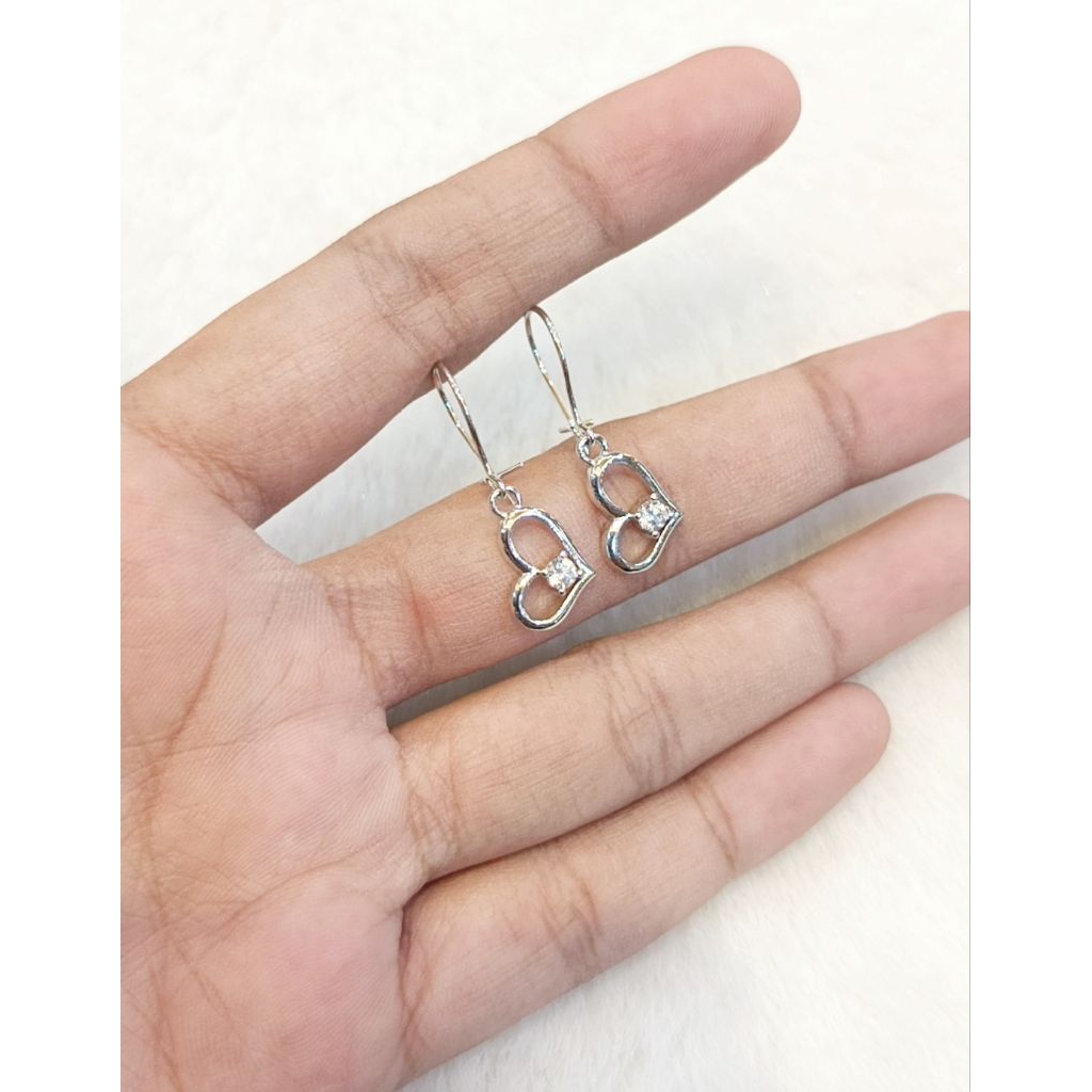 Anting Putih Aksesoris Model Simpel