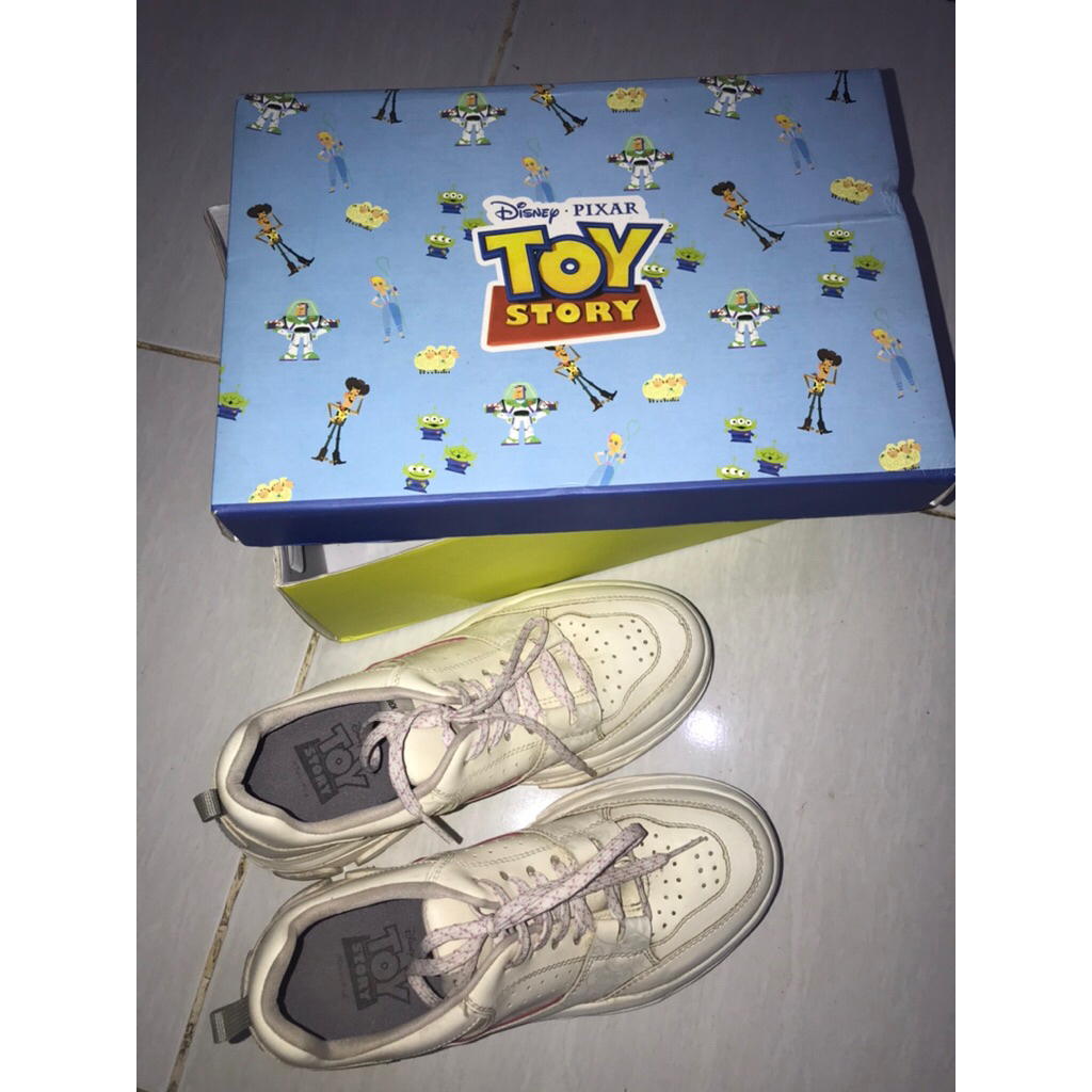 preloved sepatu KRONIKEL toy story size 39