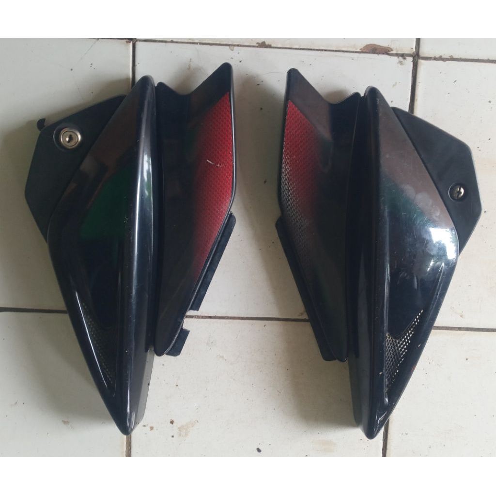 cover samping motor pulsar 135 cc.