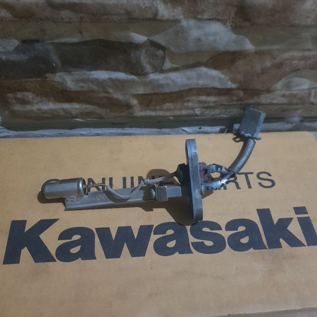 plampung sensor tengki bensin kawasaki ninja ss r original copotan