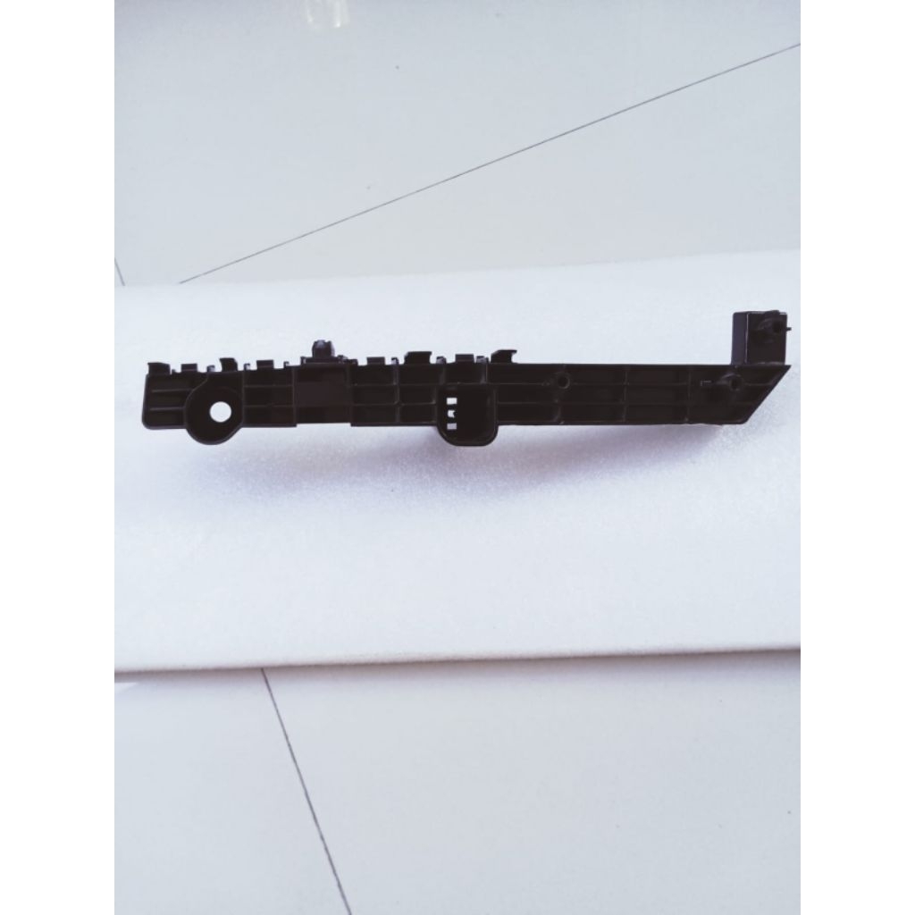 Breket Bemper depan Lh (kiri) Suzuki XL7.