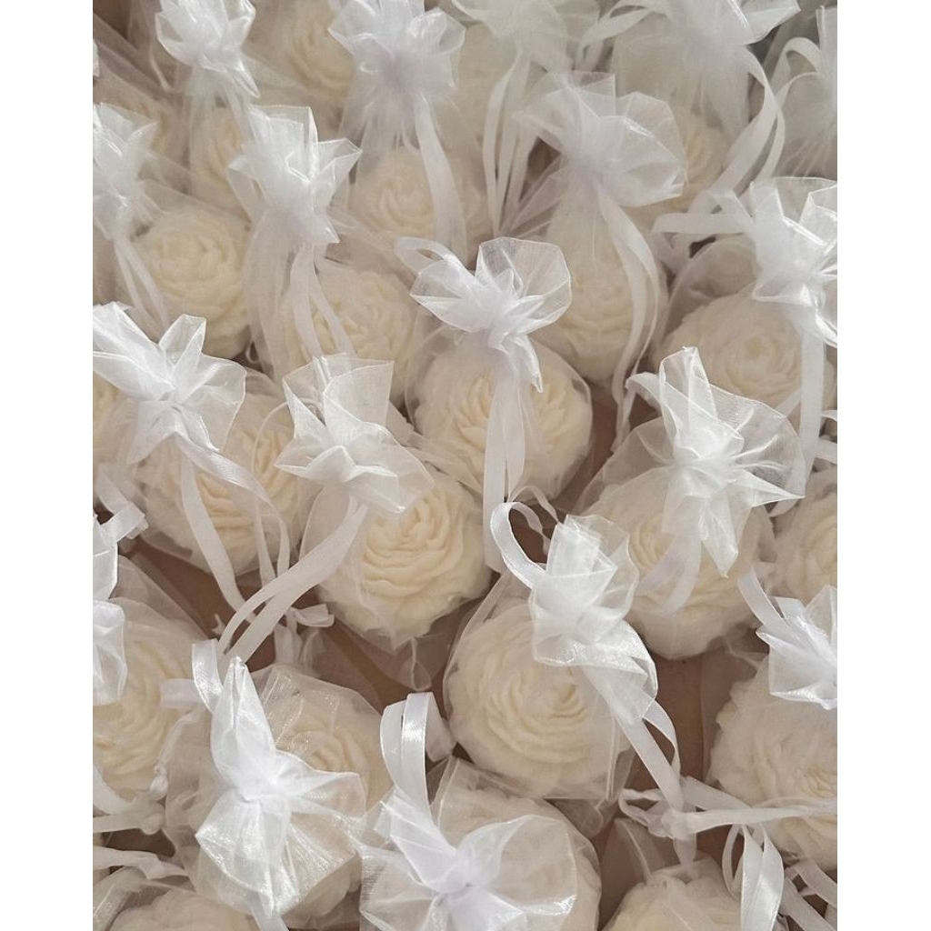 SOUVENIR PERNIKAHAN LILIN AROMATERAPI DENGAN BENTUK BUNGA MAWAR DI KEMAS KAIN TILE DENGAN WARNA WARN