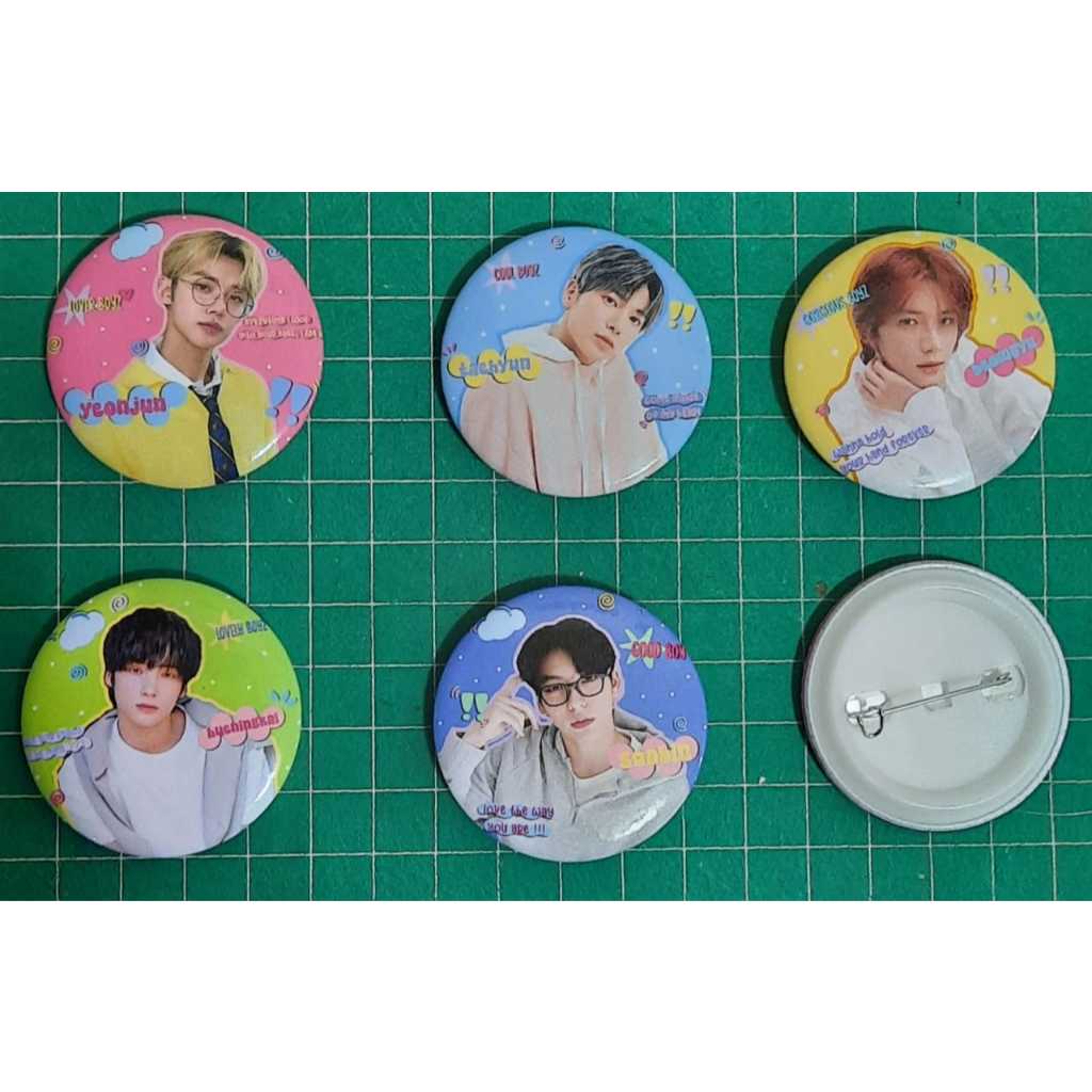 FREEBIES PIN BROS TXT OT5 (harga paket isi 5 buah pin full member TXT sesuai variasi yang dipilih)