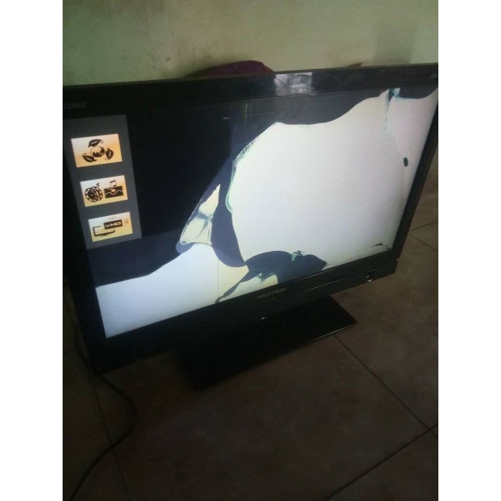 TV POLYTRON PLD-24-D-900/ RUSAK PECAH
