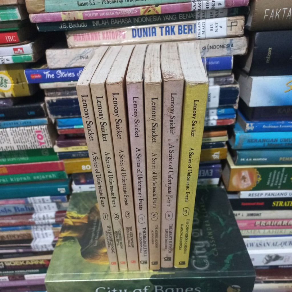 A SERIES OF UNFORTUNATE EVENTS - LEMONY SNICKET - JKT