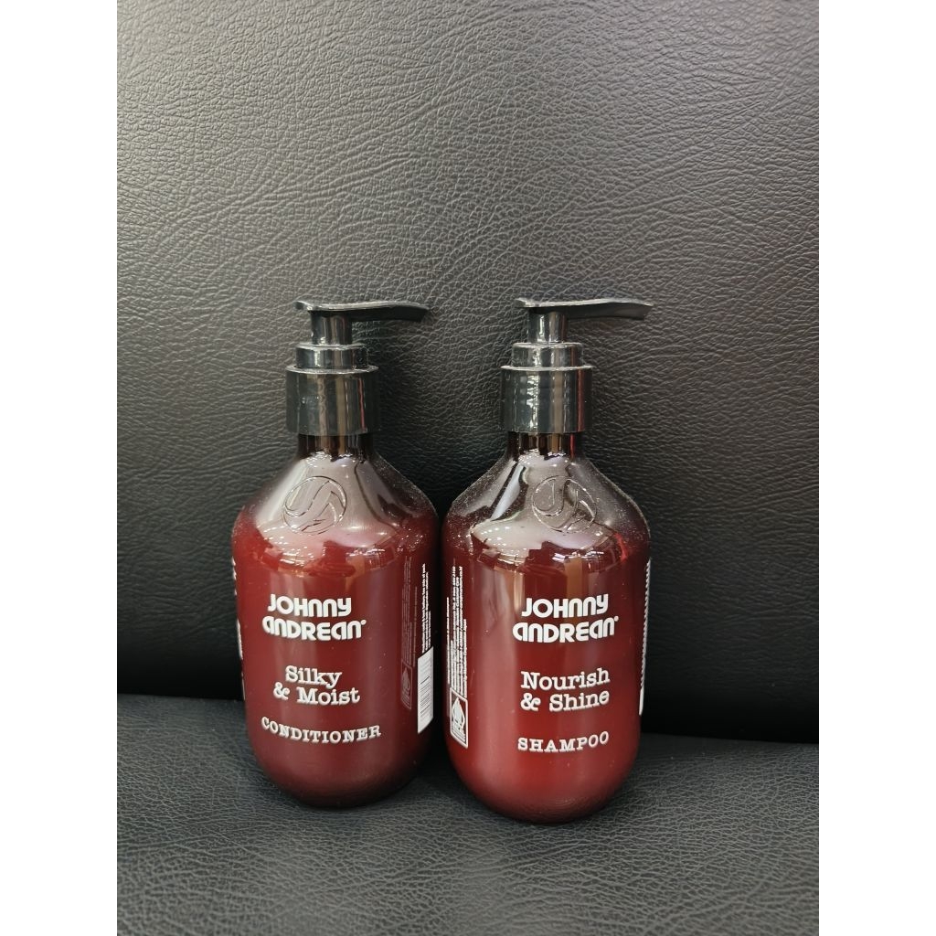 Sepasang JOHNNY ANDREAN
Silky & Moist

CONDITIONER

JOHNNY ANDREAN

Nourish & Shine

SHAMPOO