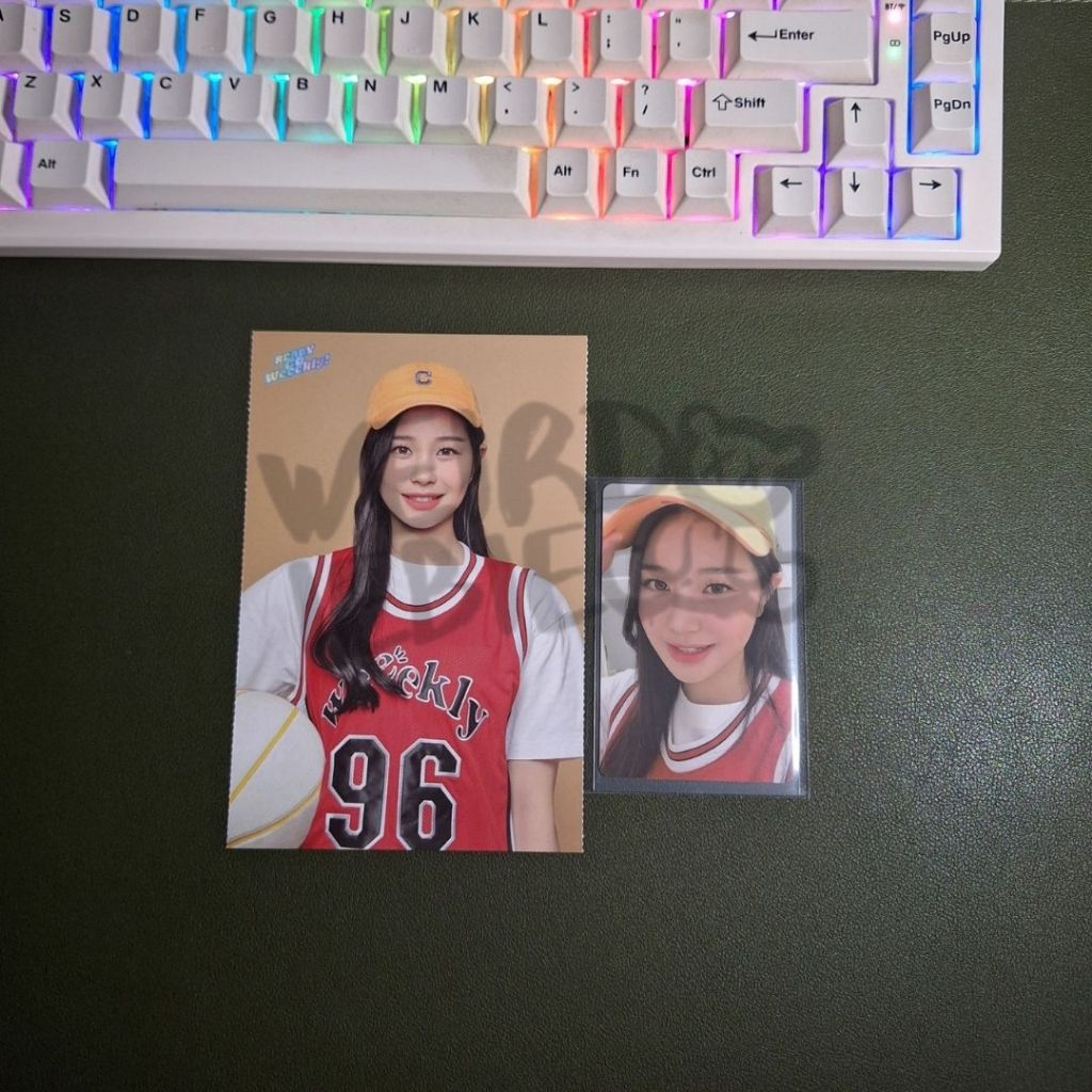 WEEEKLY OFFICIAL 2021 SEASON'S GREETINGS ACCORDION POSTCARD PHOTO CARD HAN JIHYO JIHAN