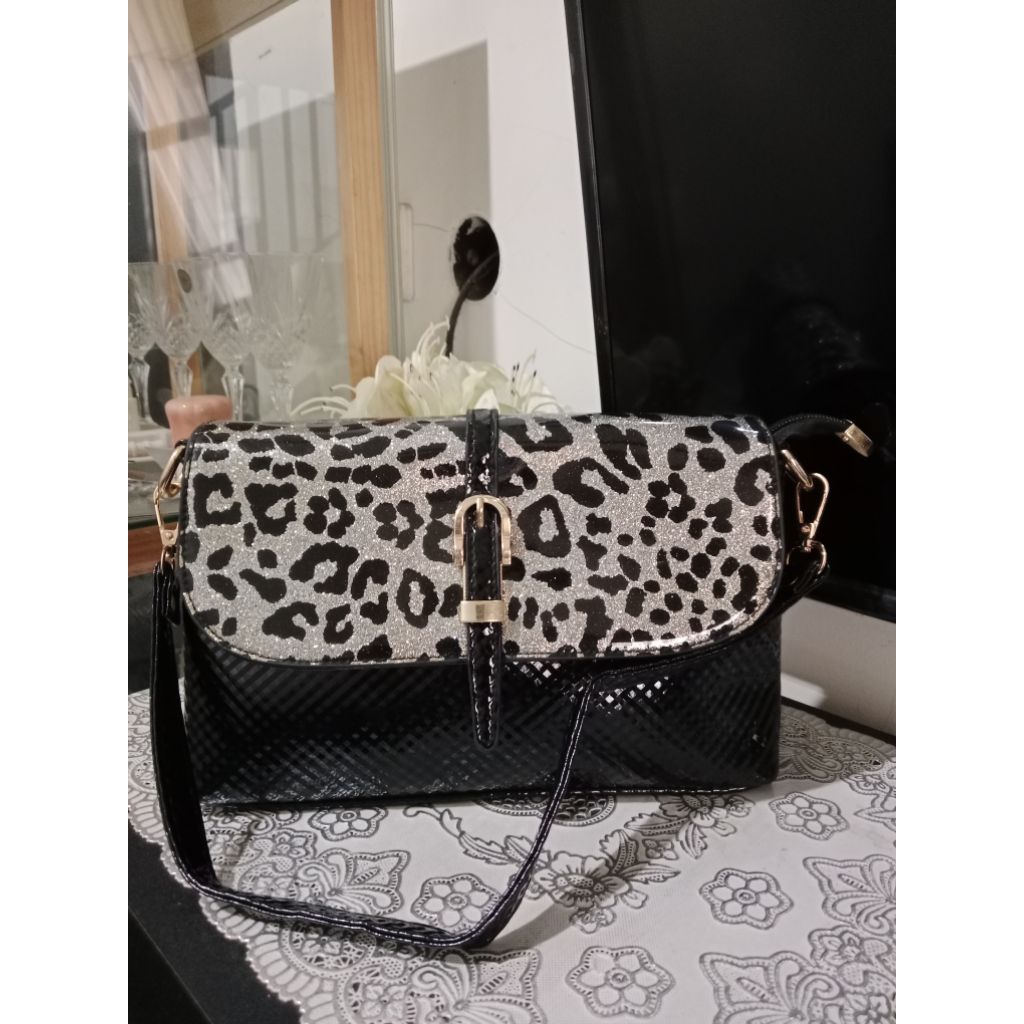 hand bag bisa sling/motif leopard/hitam glossy/preloved