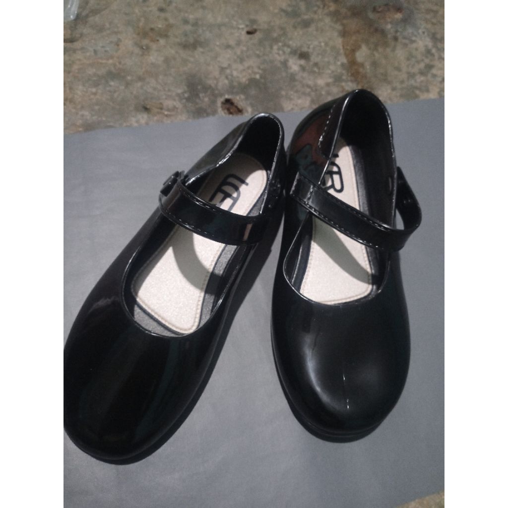 Sepatu anak perempuan sekolah SD