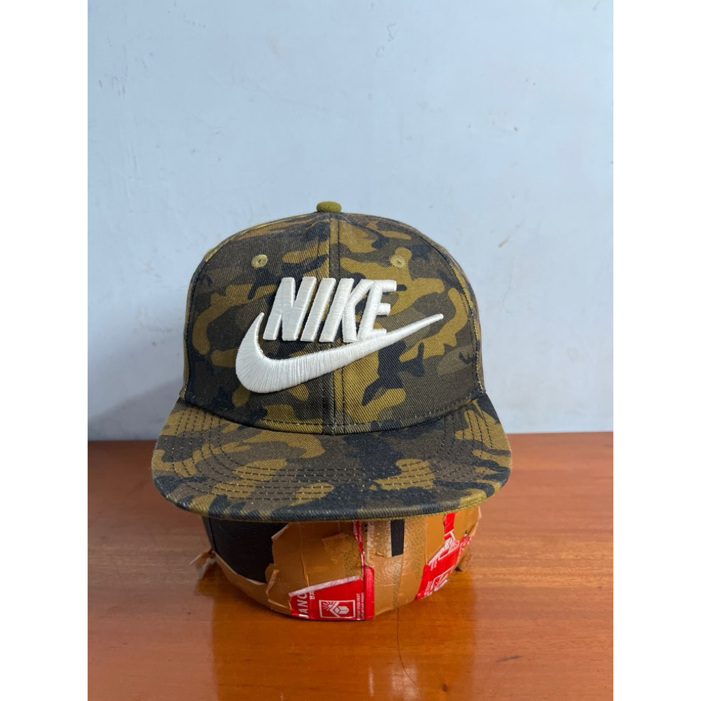 topi nike big logo motif camo original second