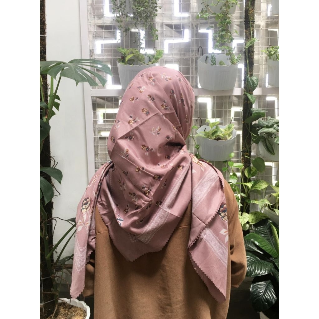 Hijab Segi Empat Motif Bunga – Hijab Azara Premium | Voal Lembut, Mudah Dibentuk, Anti Luntur(PA)
