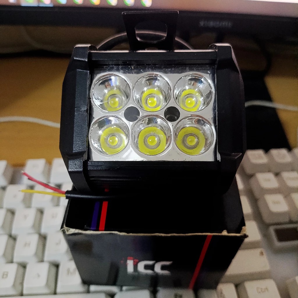 88O Lampu Sorot 6 Mata Kotak Kecil Led Tembak 2 Mode 12v Vlt 18w 18 Watt 3 Kabel Motor Mobil Perahu 