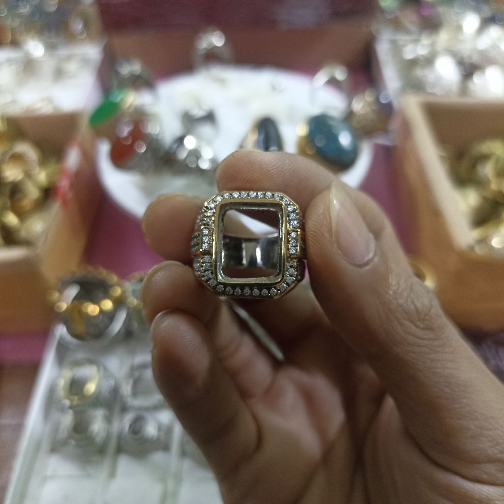 CINCIN/RING/EMBAN BATU PERMATA MODEL KOTAK DIMENSI 14x11 BAHAN KUNINGAN SARI SUPER